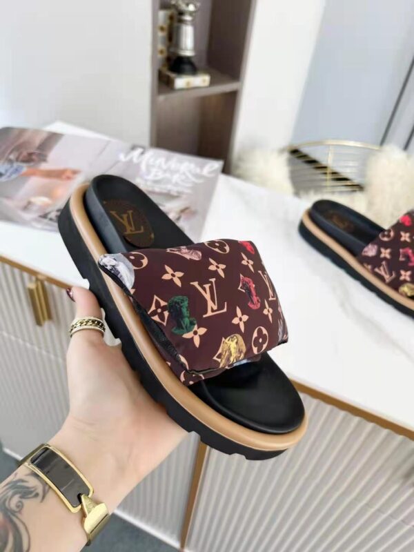 Louis_Vuitton_slippers