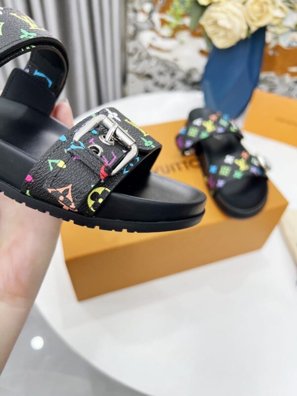 Louis_Vuitton_slippers